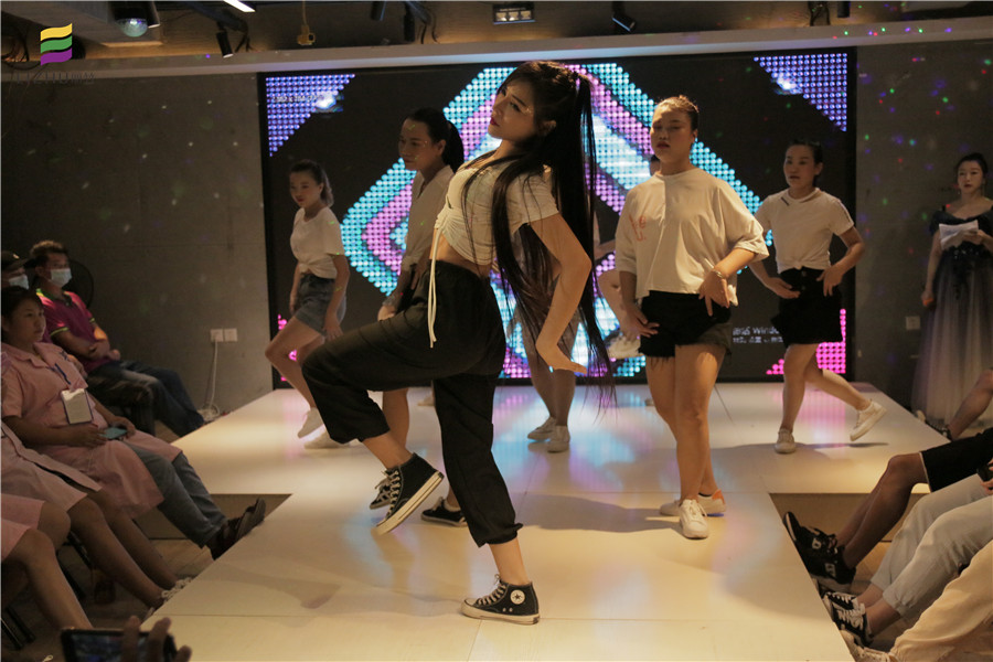 1597889685146529.jpg 美容舞蹈-無(wú)價(jià)之姐.jpg