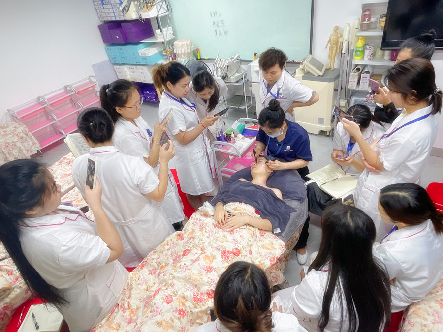 南寧美容專業(yè)教學(xué)：如何進(jìn)行眼部護(hù)理？