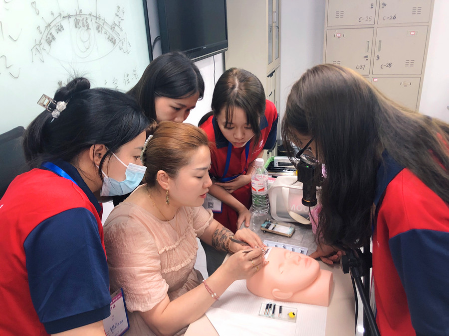 新手為什么都要在仿皮練習(xí)？南寧美睫課堂實(shí)況