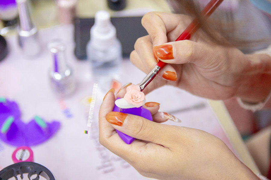 雕花美甲怎么才能做得好？廣西美甲師日常工作