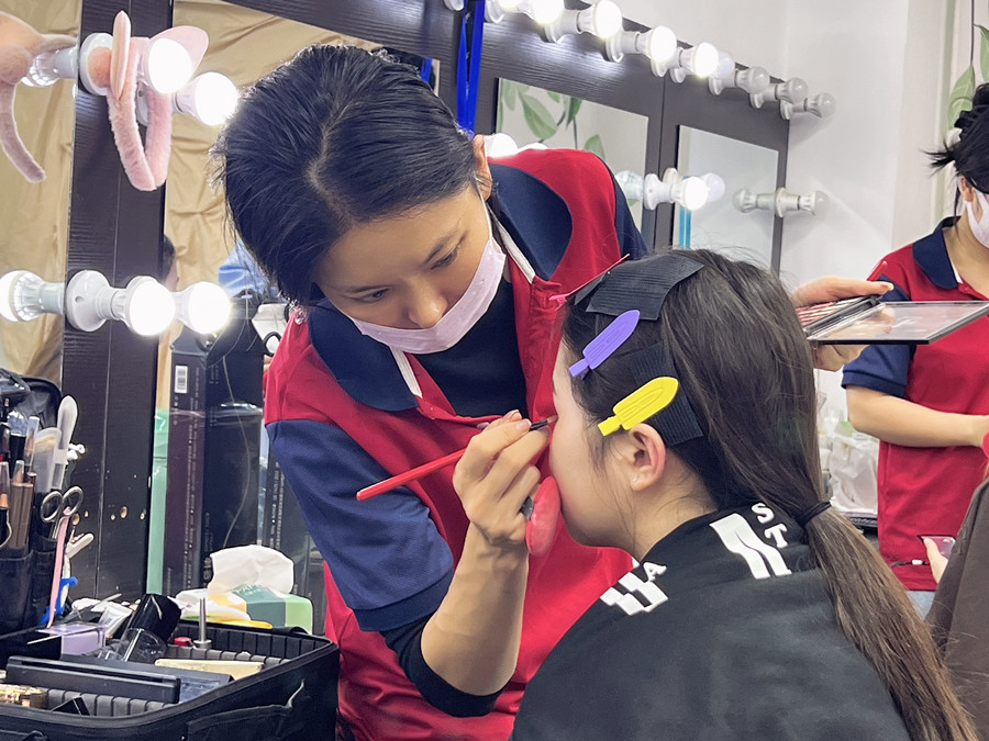 廣西彩妝實(shí)操，記錄同學(xué)們的每次努力